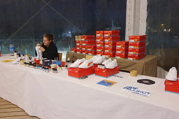 Sneakers personnalisées pour entreprise : cadeaux clients, team building et merchandising