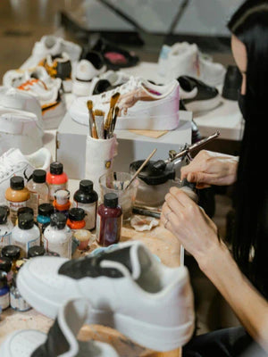 Comment personnaliser ses sneakers : broderie, peinture, lacets…