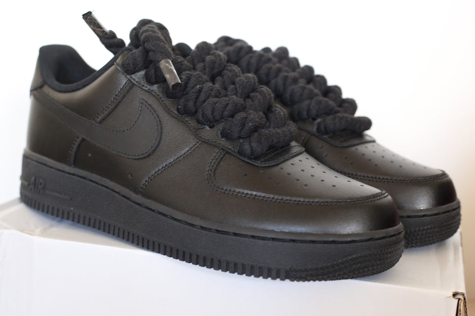 AF1 noir personnalisée sur mesure avec des rope laces noir