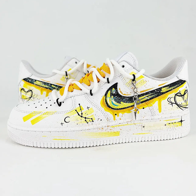 Paire de basket Nike Air Force One personnalisée Yellow Love. Personnalisation à la main.